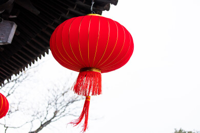 中式屋檐下的大红灯笼