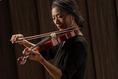 演奏乐器的女音乐艺术家