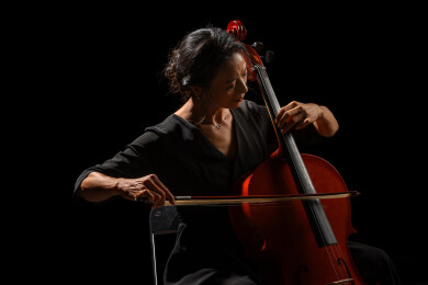 演奏乐器的女音乐艺术家