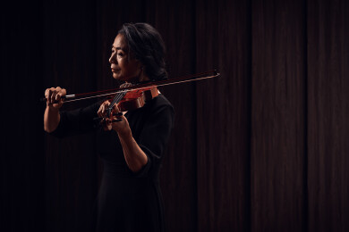 演奏乐器的女音乐艺术家