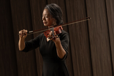 演奏乐器的女音乐艺术家