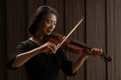 演奏乐器的女音乐艺术家