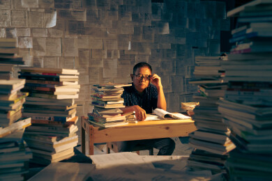 书桌前专注的学者