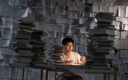 疲惫的学生在浩瀚的书海中写作业