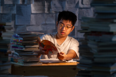 废寝忘食的学生在写作业