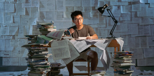 废寝忘食的学生在写作业