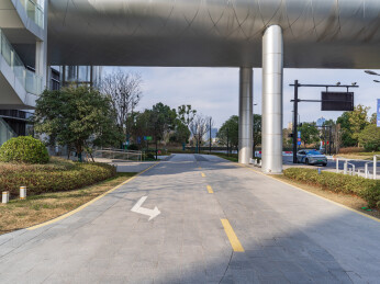 现代城市高架桥下道路绿化景观