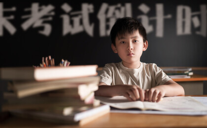 深夜伏案的少年