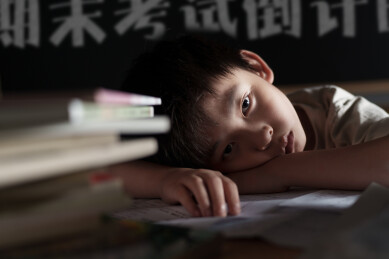 深夜伏案的少年