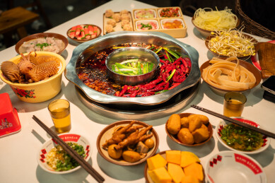 重庆麻辣火锅与配菜特写
