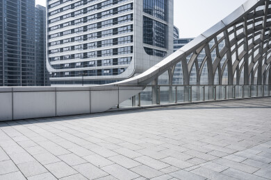 现代城市天桥与玻璃幕墙高楼景观