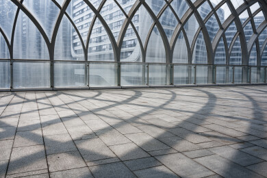 现代建筑拱形钢结构廊道光影地面