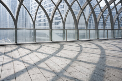 现代建筑拱形钢结构廊道光影地面