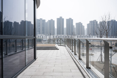 现代城市天桥玻璃栏杆远眺高楼群