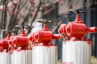 一排红色消防栓整齐排列户外场景