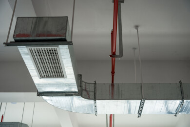 室内吊顶金属通风管道与消防管路