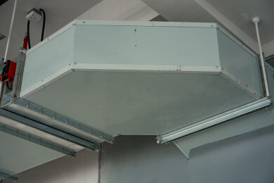 浅灰六边形通风设备吊装于天花板