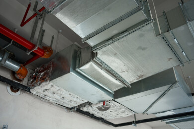 室内通风管道与消防喷淋系统特写