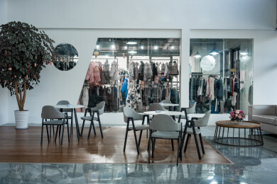 盛巢汇服装店招商中心室内场景