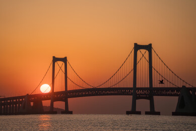 辽宁大连跨海大桥日出