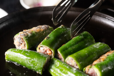 用铁板剪纸美味可口的辣椒酿肉