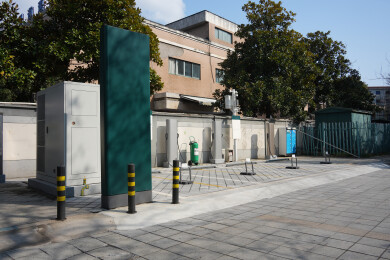 城市街角变电箱与绿化围挡实景