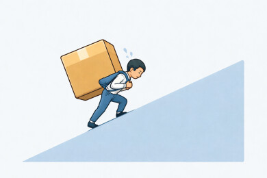 背着纸箱奋力上坡的男孩