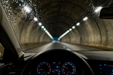 雨夜隧道行车视角