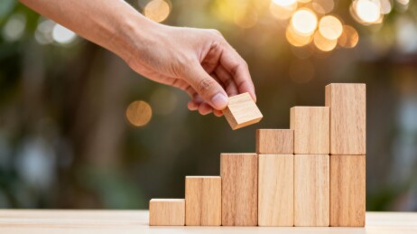 手放木块构建阶梯状结构