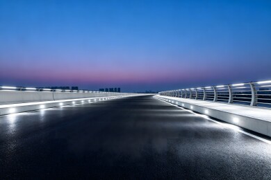 黄昏时分空旷桥梁夜景