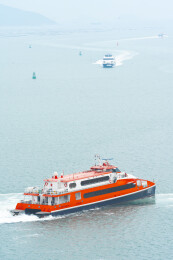 沿海城市高速客轮航行