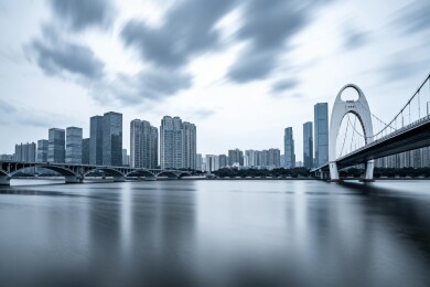 城市桥梁与高楼的现代景观