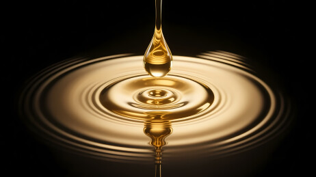 金色液滴落黑背景