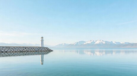 湖畔灯塔雪山倒影静谧风光