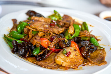 美味的中国家常菜炒回锅肉。