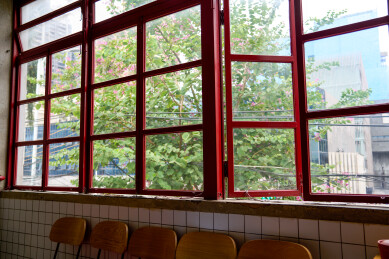 中国近代建筑的红漆木窗。