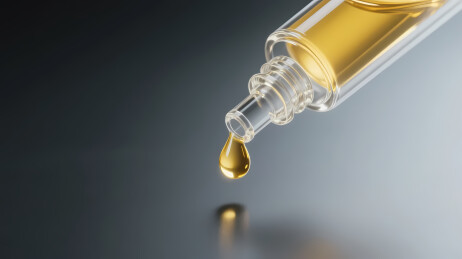 金黄液体滴落瞬间