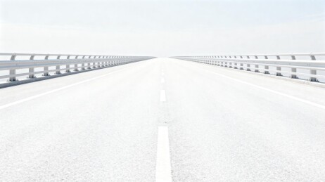 空旷桥梁道路延伸至远方