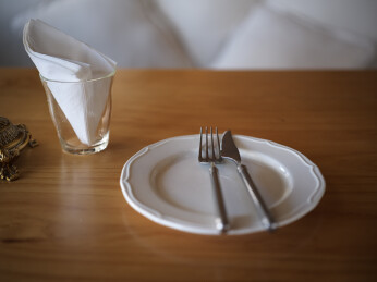 餐桌静景刀叉盘杯布