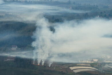 重庆山村焚烧秸秆浓烟滚滚