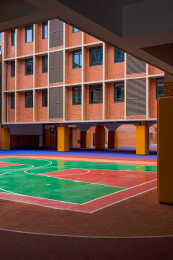 全新建成的中小学教学楼下篮球场和跑道