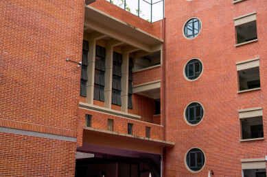 中国广西南宁中山路小学红砖教学楼建筑