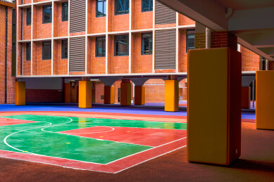 全新建成的中小学教学楼下篮球场和跑道