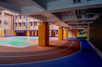 全新建成的中小学教学楼下篮球场和跑道