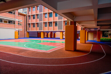全新建成的中小学教学楼下篮球场和跑道