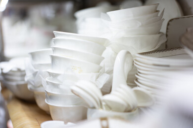白色陶瓷餐具堆叠特写