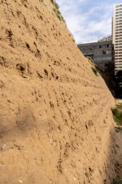 青海西宁某小区楼房之间残存的明代长城遗迹