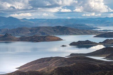 中国西藏羊卓雍错湖南岸全景
