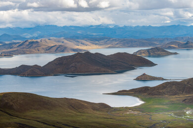 中国西藏羊卓雍错湖南岸全景