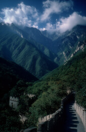 云雾缭绕的深谷与蜿蜒山路的险峻驾驶